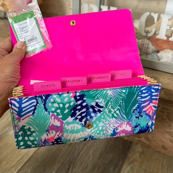 Lilly Pulitzer Handbags - Lilly Pulitzer Travel Wallet Passport Document Organizer Folio Quill Out NWT